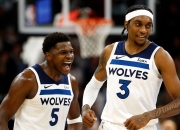 巴黎大师赛常规赛对决在即！明尼苏达森林狼演练定位球，纽约尼克斯密集防守应对的简单介绍